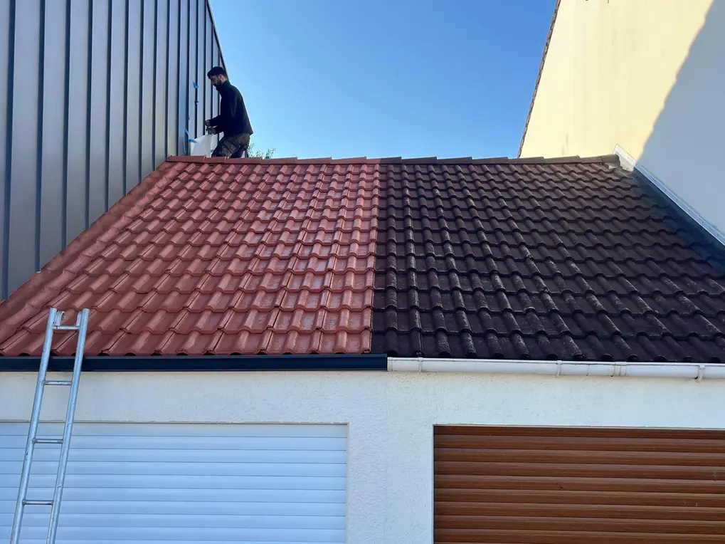 Toiture en bac acier rouge et noir, échelle posée en pignon