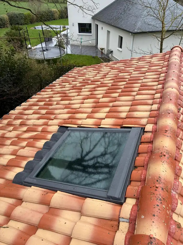 Fenêtre de toit posée dans un versant en tuiles, raccord neuf