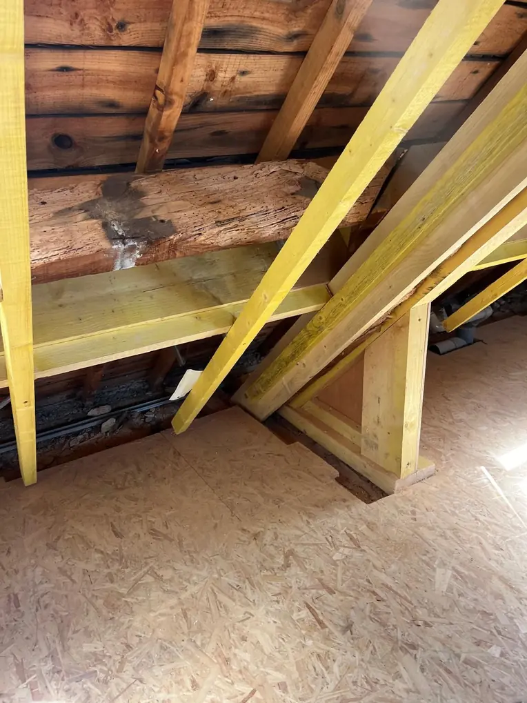 Comble en cours de travaux, chevrons apparents et isolant en place