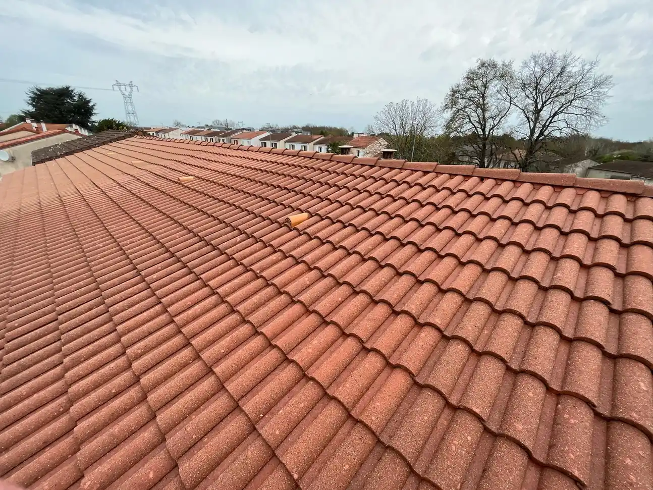 Toiture étendue en tuiles vue en enfilade depuis la rive