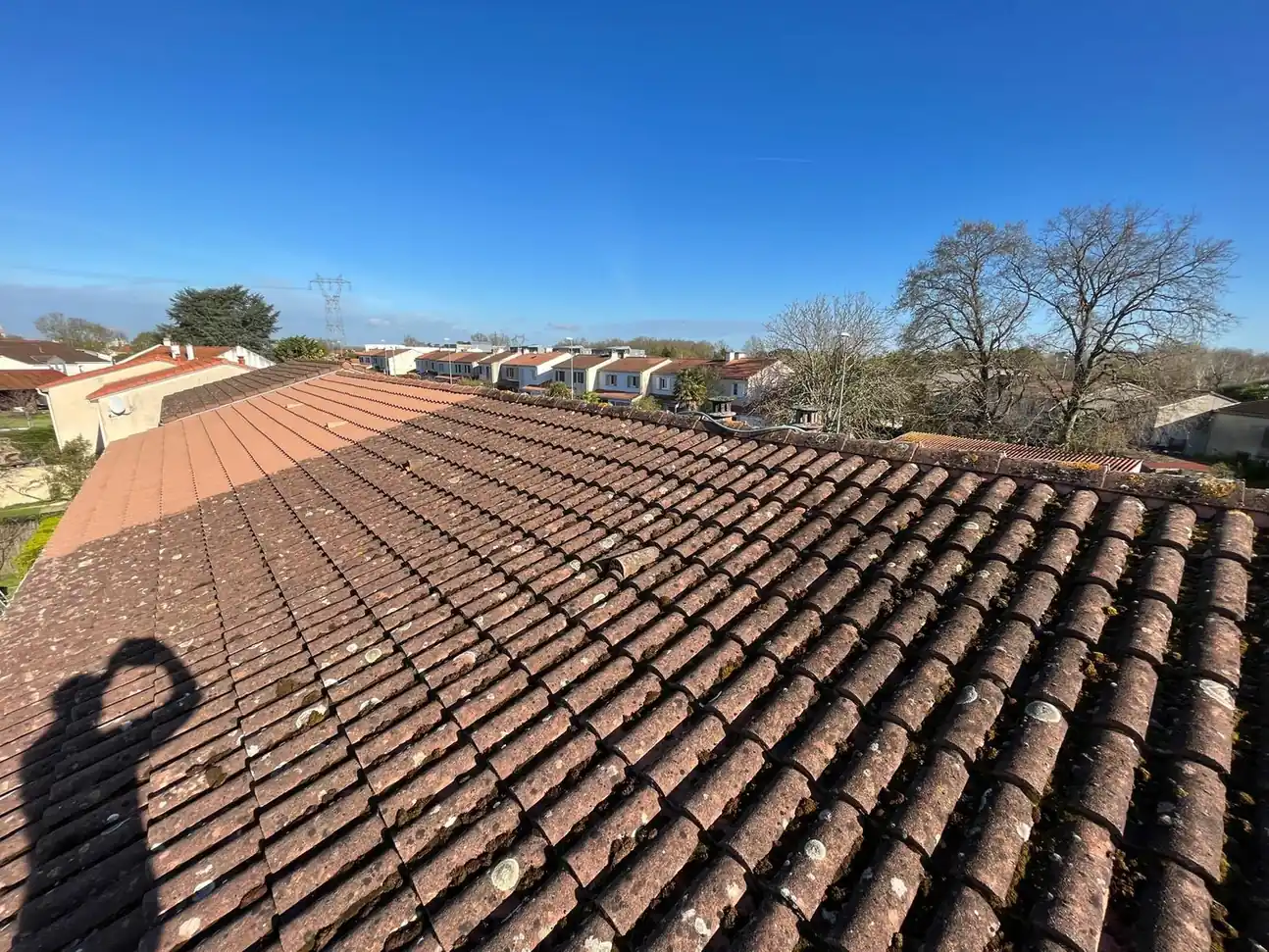 Versant en tuiles en contre-plongée, ciel bleu franc