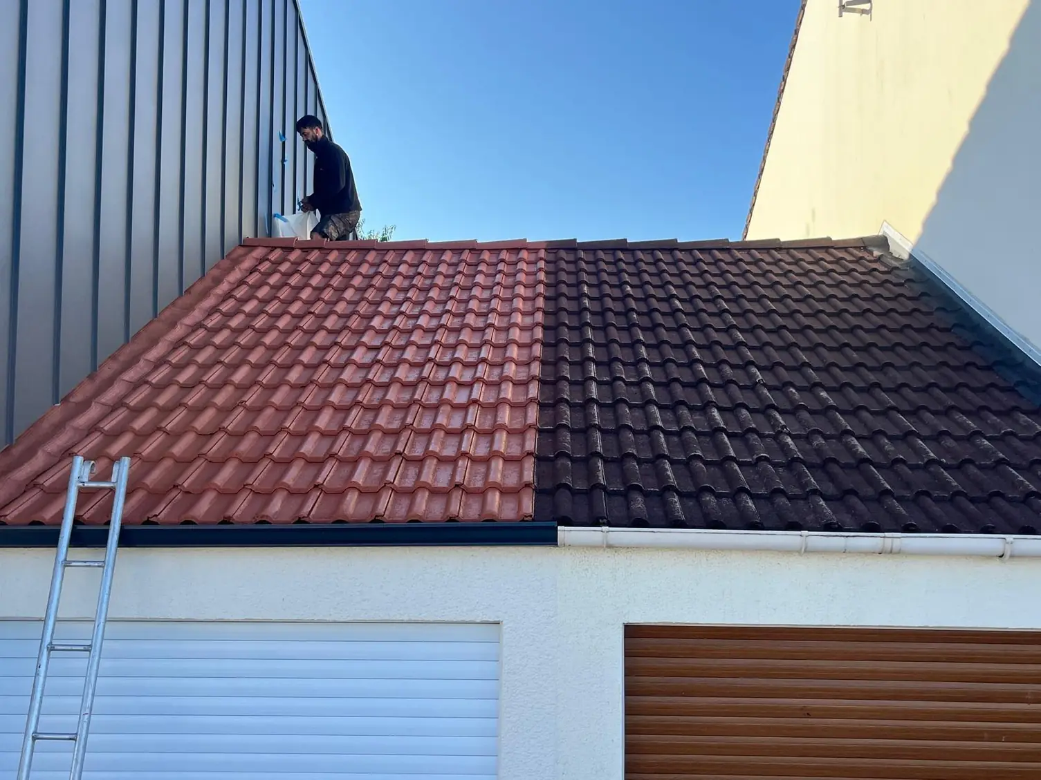 Toiture en bac acier bicolore, échelle dressée contre le pignon