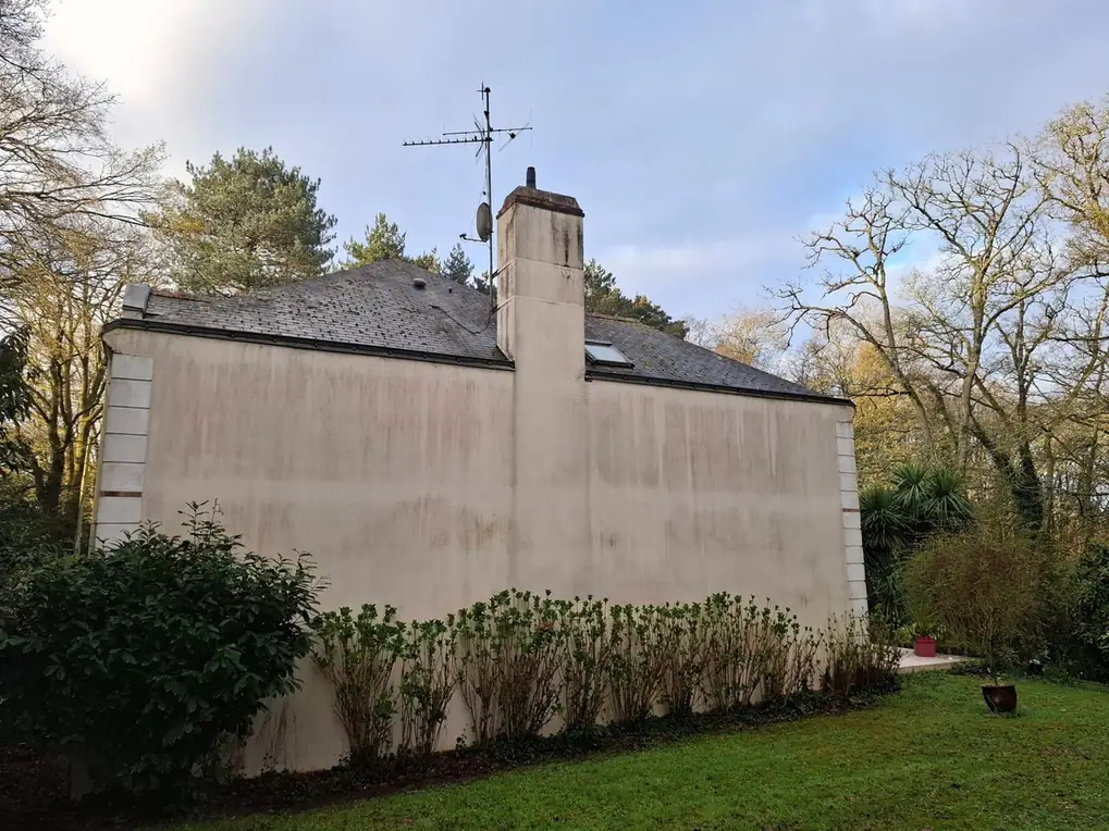 Pignon de maison marqué par des coulures avant nettoyage