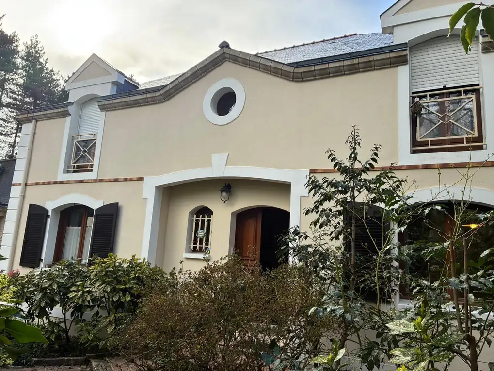 Maison ancienne vue de face, toiture en ardoise et façade claire