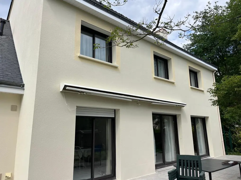 Façade arrière d'une maison contemporaine, menuiseries sombres