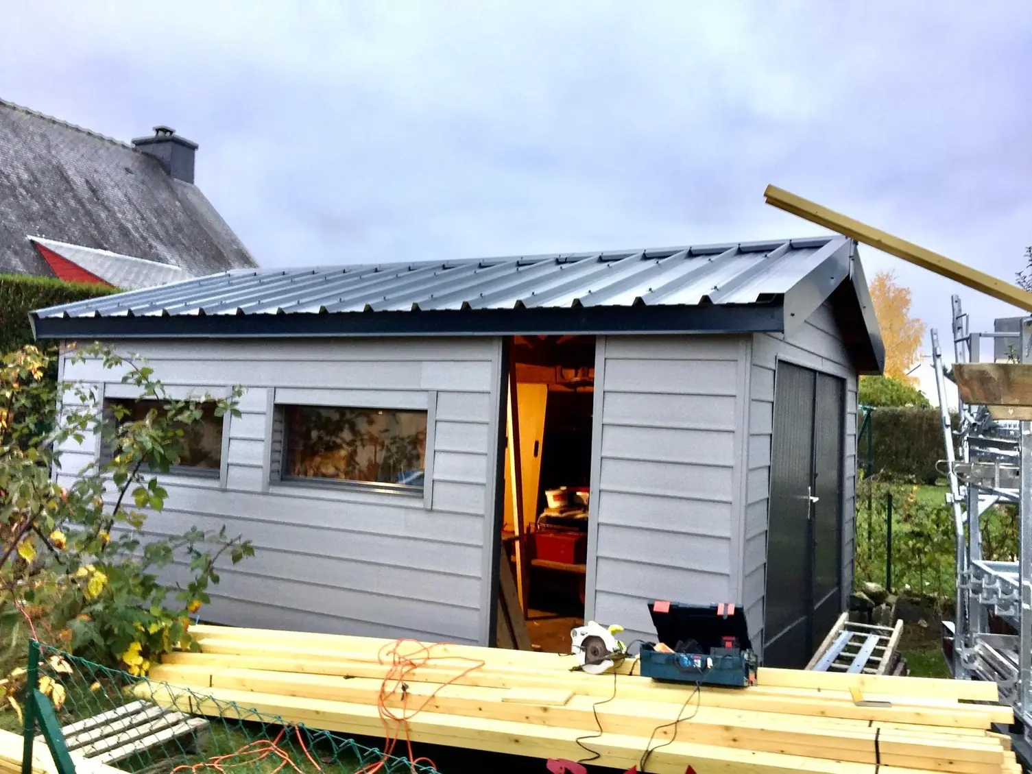 Extension en cours de construction, ossature bois et couverture engagée