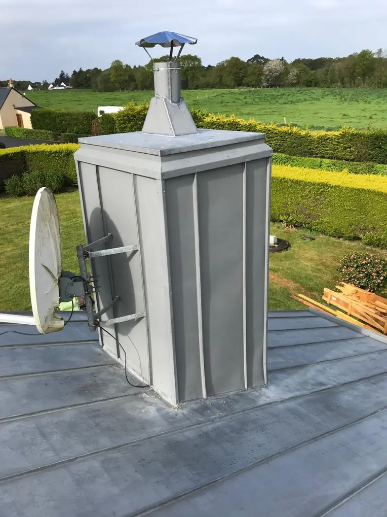 Souche de cheminée habillée en zinc sur une toiture plate