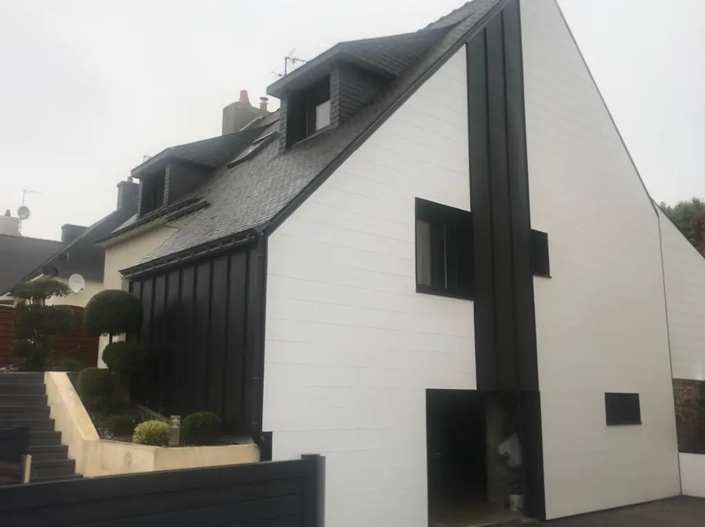 Maison contemporaine blanche, pignon et couverture sombre