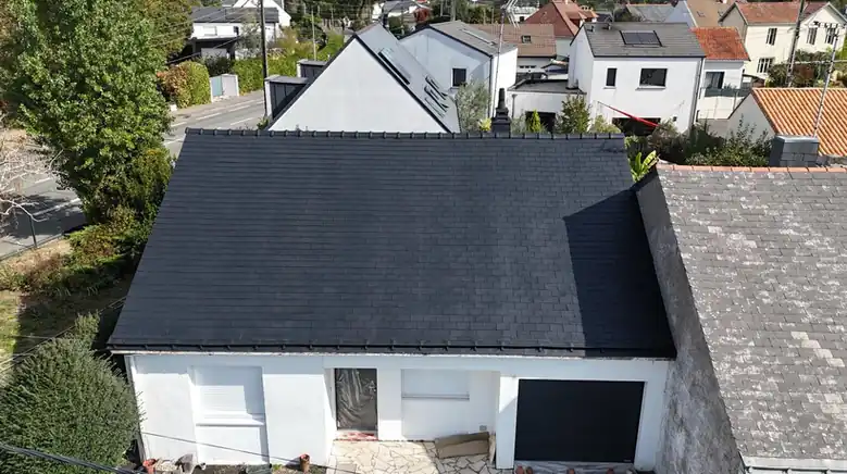 Vue aérienne d'une maison à couverture en ardoise remise en état
